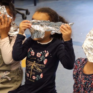 Zintuiglijk spel credits Cathalijne Smulders Kinderen houden aluminiumfolie voor gezicht