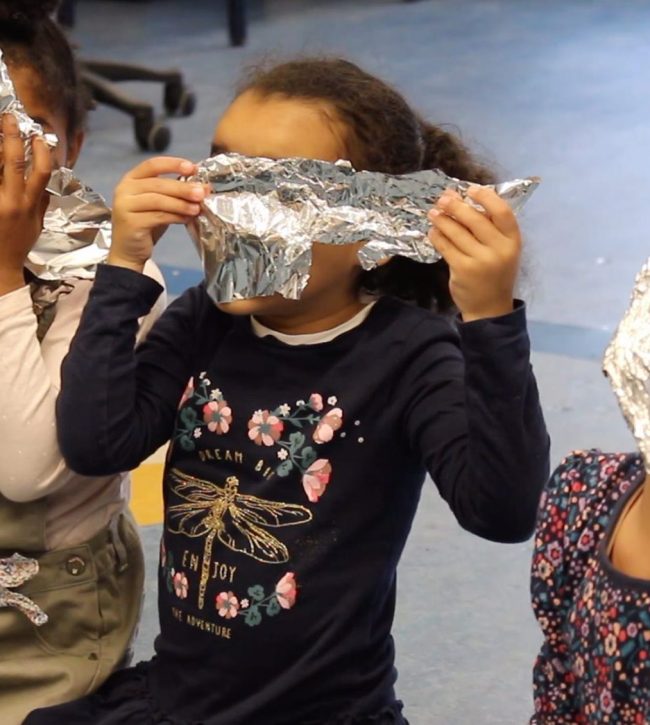 Kinderen houden aluminiumfolie voor gezicht