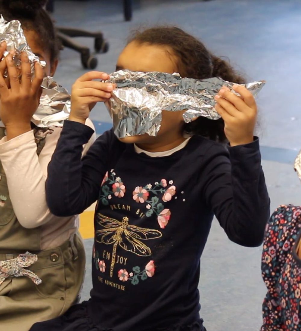 Kinderen houden aluminiumfolie voor gezicht